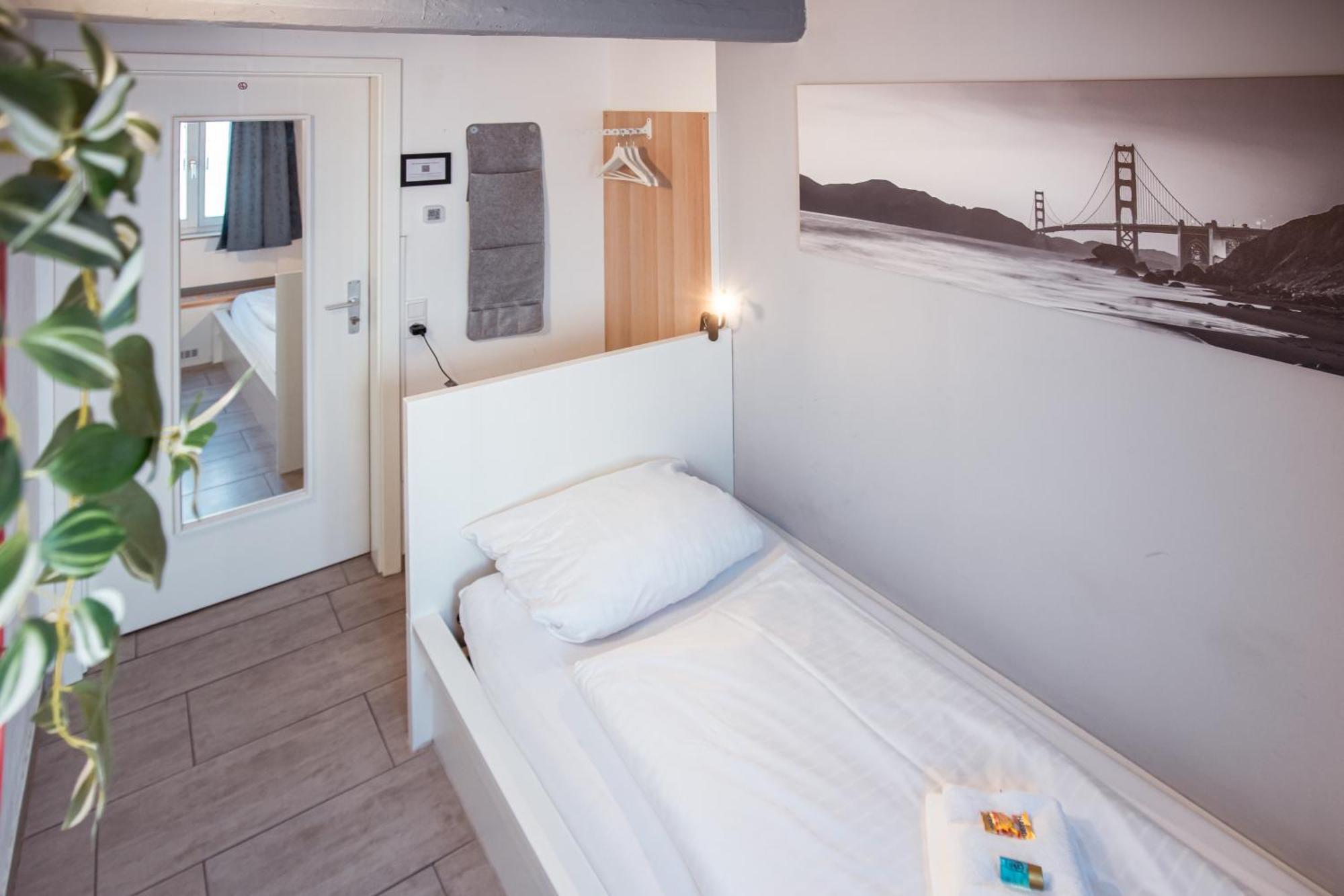 Haus99 Budget Pension & Apartments Fürth Екстериор снимка